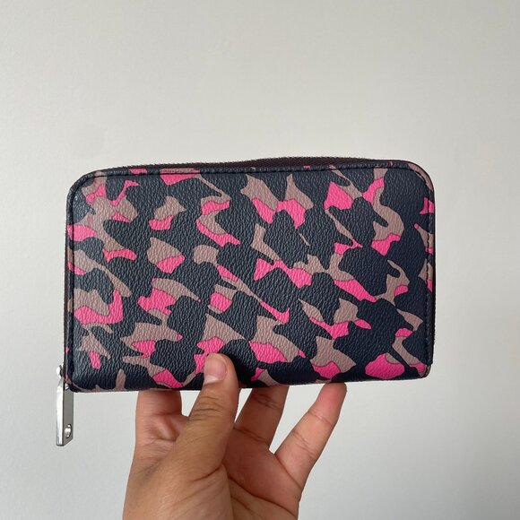 Fossil Women's Logan Leather Wallet - Picture 1 of 6